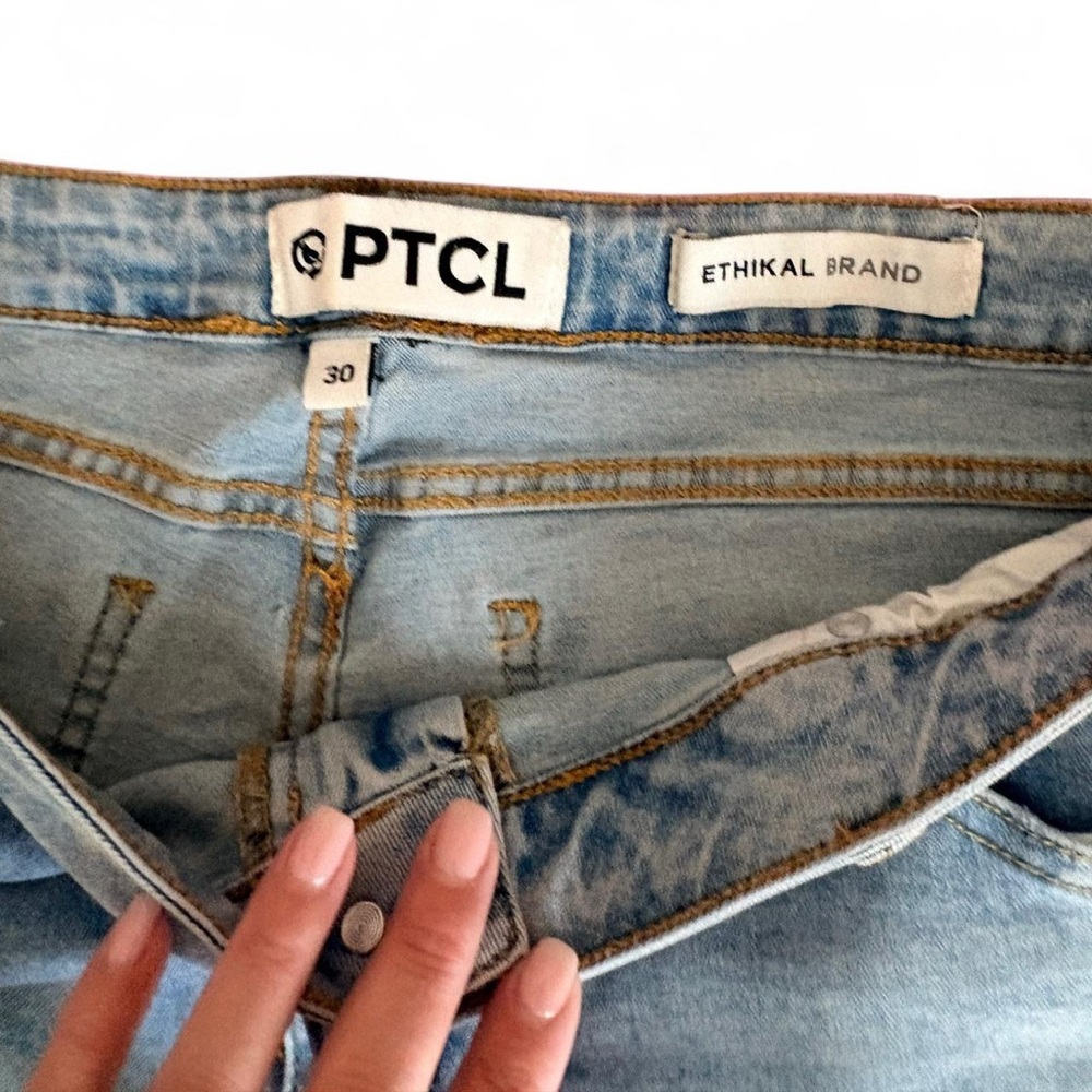 Stylish Light Blue Flare Jeans with Navy Accents - Picture 5 of 8